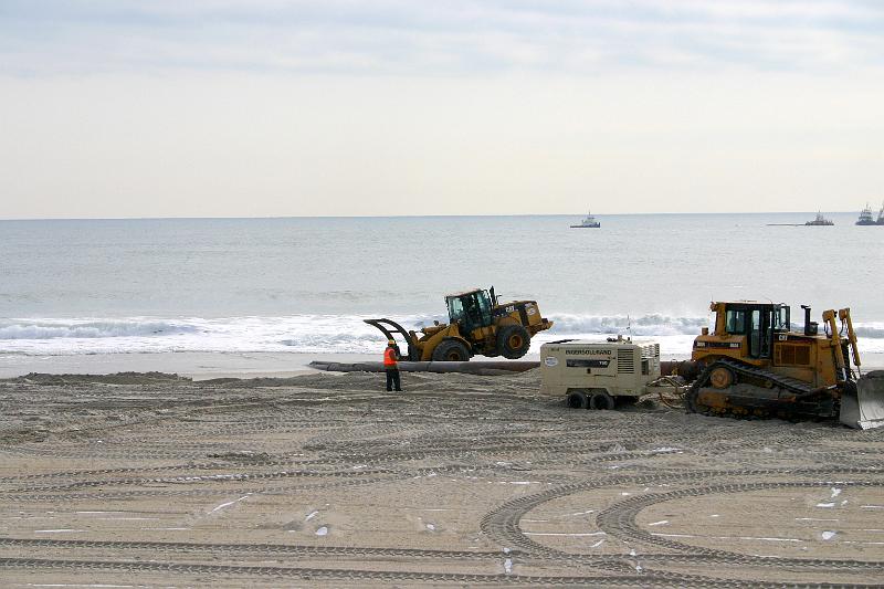 IMG_2150.JPG - Lifting pipeline out of sand