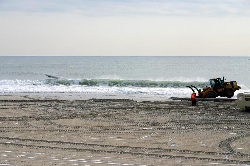 IMG_2151.JPG - Lifting pipeline out of sand