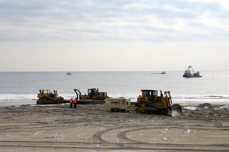 IMG_2152.JPG - Lifting pipeline out of sand