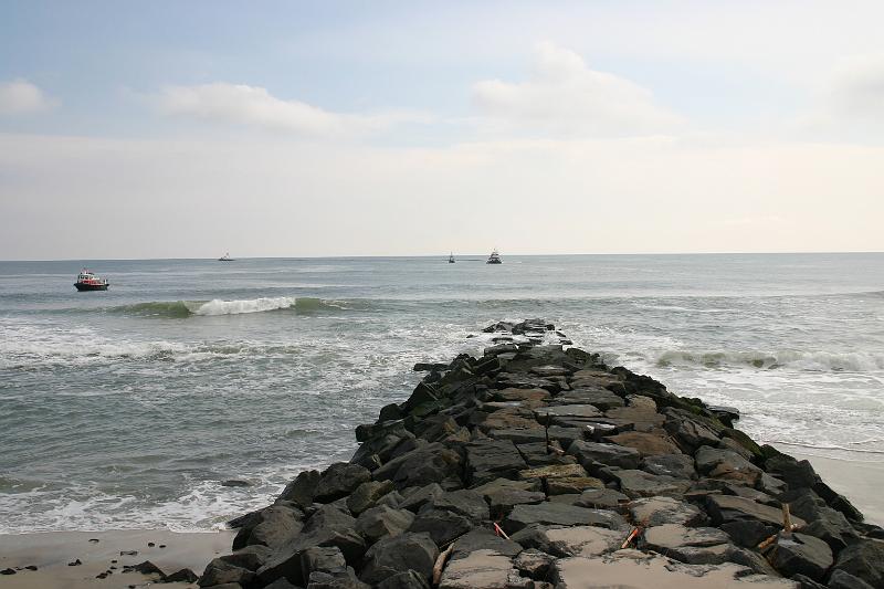 IMG_2169.JPG - Tug and pipeline approching Salem Ave