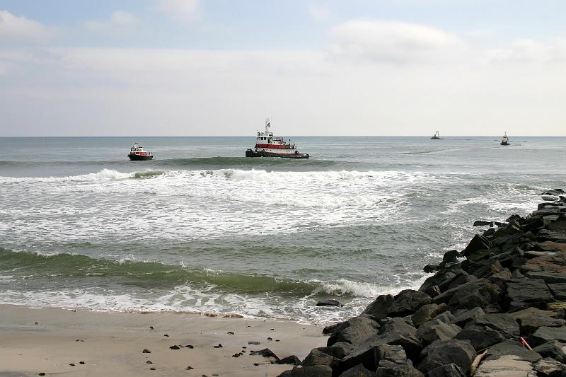 IMG_2173.JPG - Tug and pipeline approching Hudson Ave