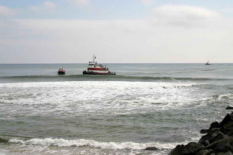 IMG_2174.JPG - Tug and pipeline approching Hudson Ave