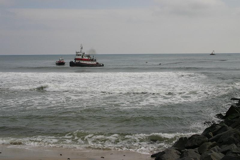 IMG_2175.JPG - Tug and pipeline approching Hudson Ave