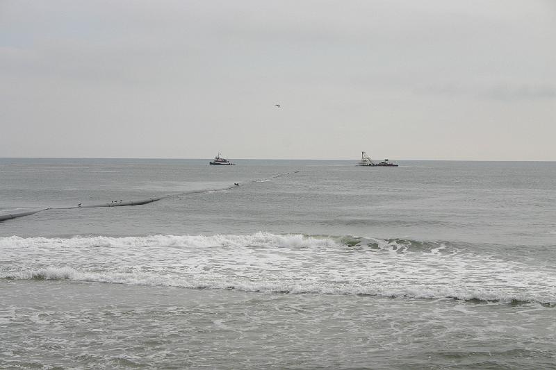 IMG_2185.JPG - tug straightons pipeline off shore